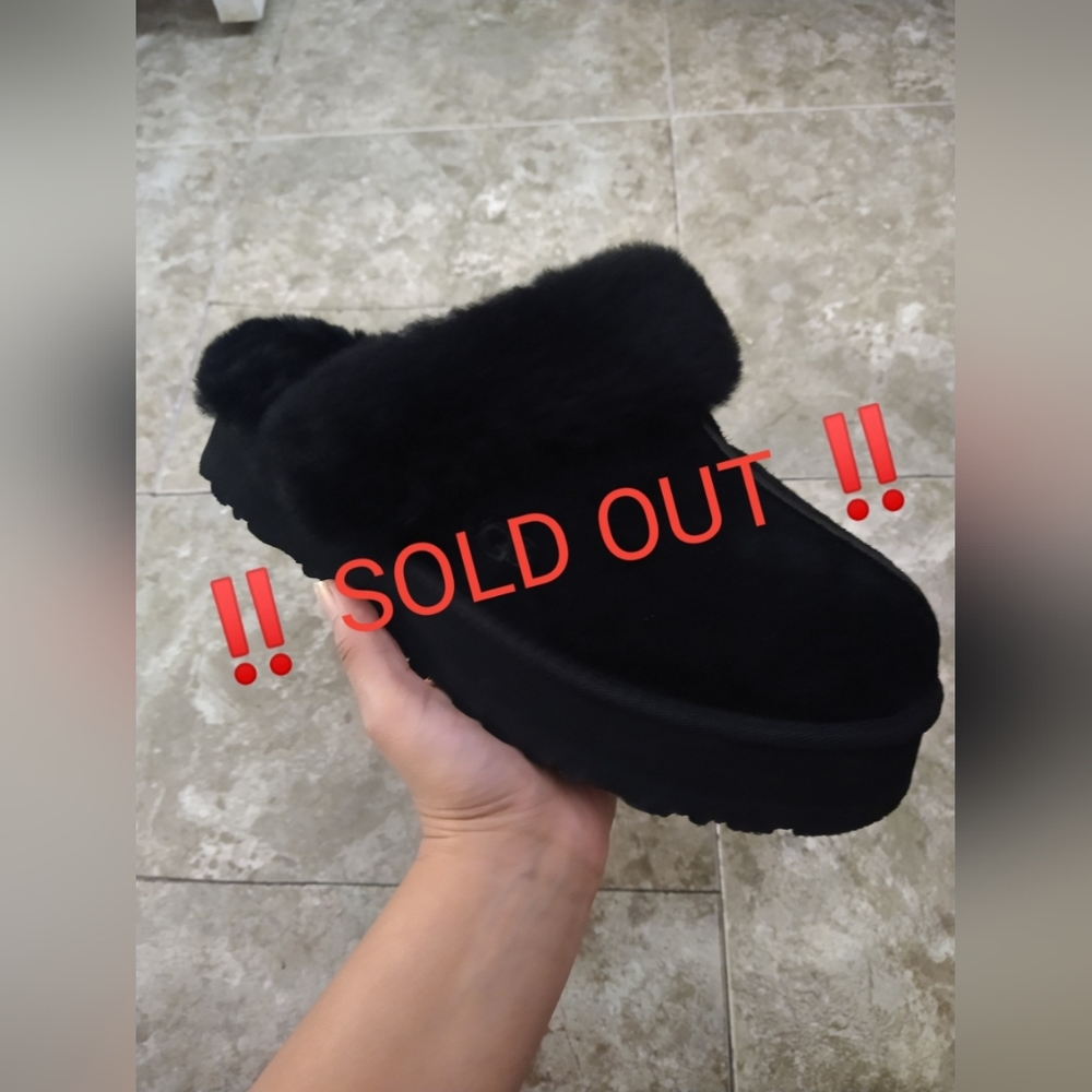 UGG Slipper Black 🖤